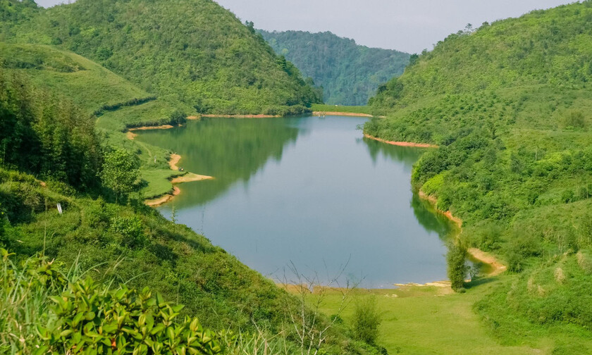 Hồ Sam Tạng, tọa lạc tại xã Noong Luông, huyện Mai Châu, tỉnh Hòa Bình