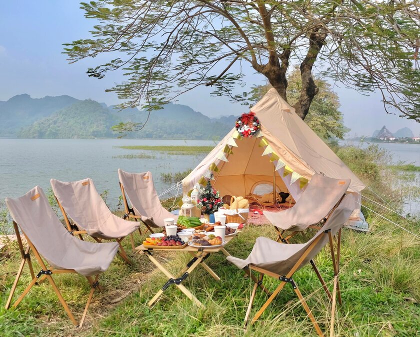 Hồ Quan Sơn không quá đông đúc như các địa điểm du lịch nổi tiếng khác, rất thích hợp cho những ai muốn tìm kiếm sự yên tĩnh để thư giãn vào cuối tuần hay dịp nghỉ lễ.