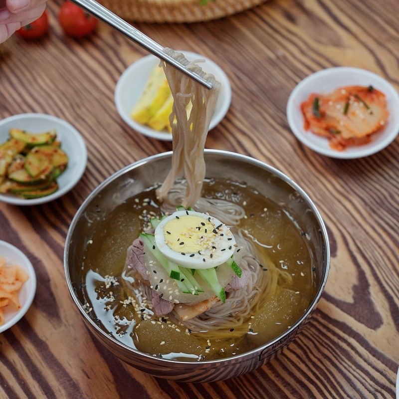 Giải nhiệt ngày hè với món mì lạnh Hàn Quốc trứ danh, ăn là mê mẩn