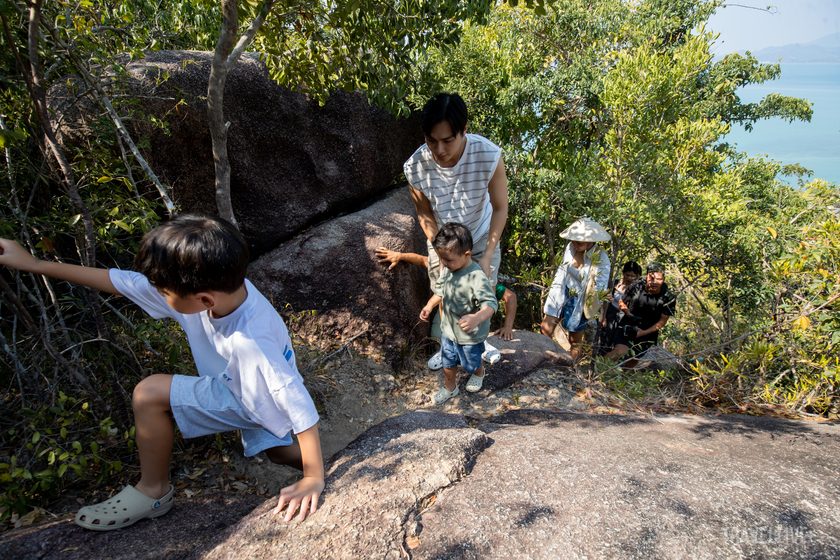 Gia đình Jay Quân - Chúng Huyền Thanh quyết tâm dậy sớm tham gia hoạt động leo núi.