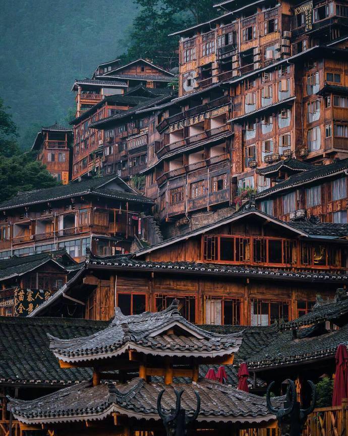 Tây Giang Miêu trại, với những mái ngói âm dương màu xám đen, tạo nên một bức tranh độc đáo giữa vùng núi Quý Châu, Trung Quốc
