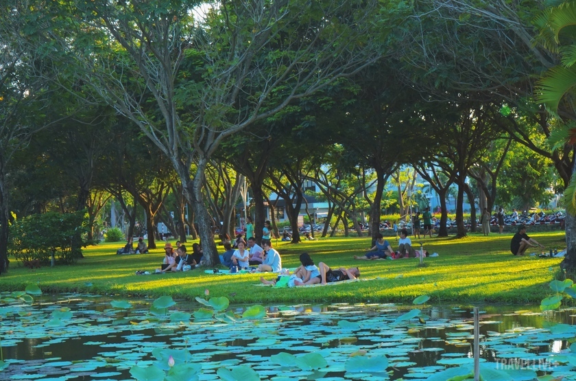 Chuẩn bị một ít nước uống, thức ăn, bạn đã có một chuyến picnic ngay trong công viên xanh mát như thế này.