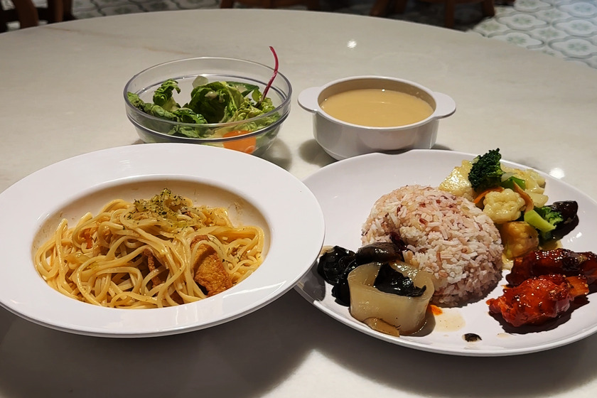 Lian Xin Vegetarian Food Court, một khu ẩm thực chay tọa lạc ngay dưới chân Chùa Răng Phật ở khu phố Chinatown