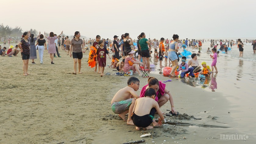 Nắng nóng kết hợp với kỳ nghỉ lễ dài ngày, hàng nghìn người đã đổ xô xuống biển giải nhiệt