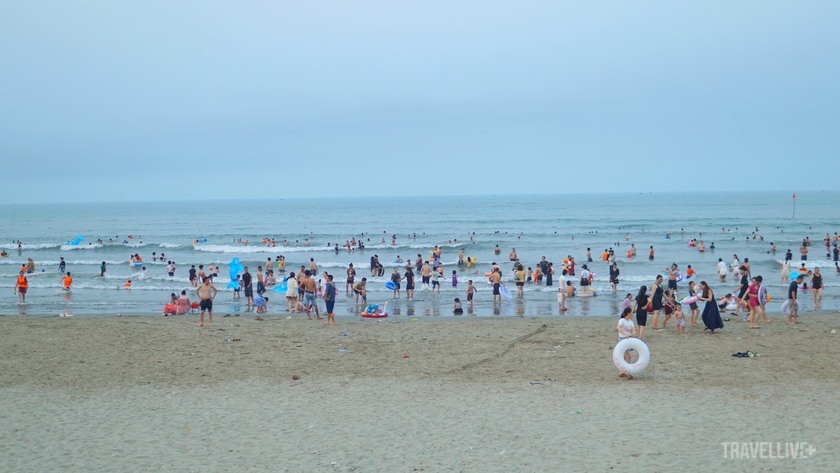 Những ngày qua tại bãi biển Xuân Hải (Lộc Hà) đều đông nghịt người dân, du khách tắm biển, ăn uống