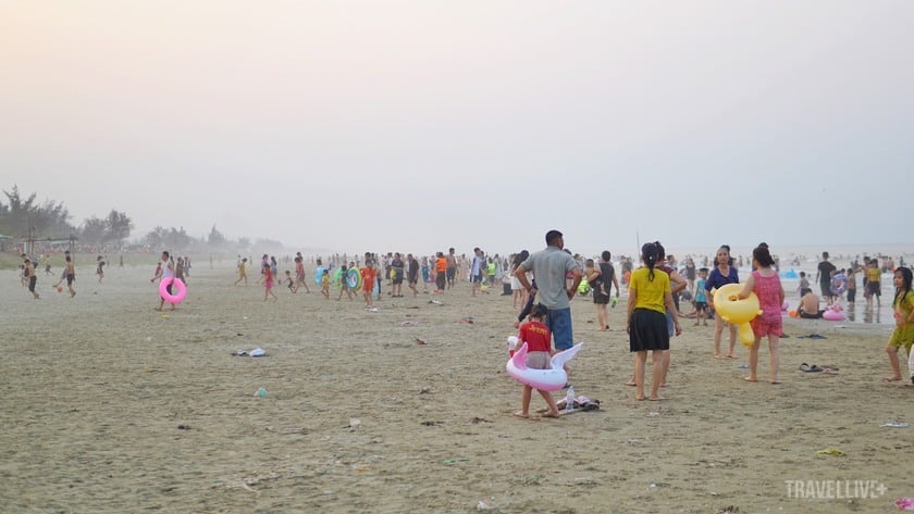 Bãi biển đẹp, bờ thoải cùng nhiều hải sản tươi ngon là lợi thế của du lịch biển ở Lộc Hà, Hà Tĩnh
