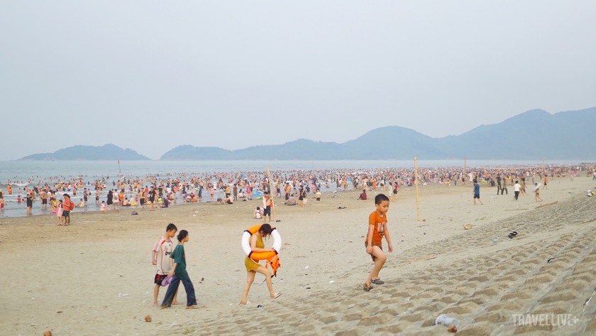Thời tiết nắng nóng gay gắt, có thời điểm lên đến hơn 43 độ C nên các bãi biển ở Hà Tĩnh là lựa chọn của nhiều người dân, du khách
