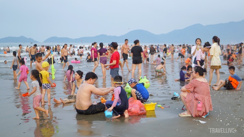 Nắng nóng kết hợp với kỳ nghỉ lễ dài ngày, hàng nghìn người đã đổ xô xuống biển giải nhiệt