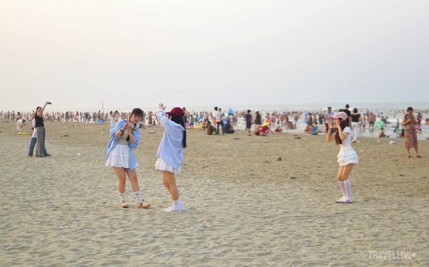 Nhiều bạn trẻ hào hứng check-in tại biển Xuân Hải