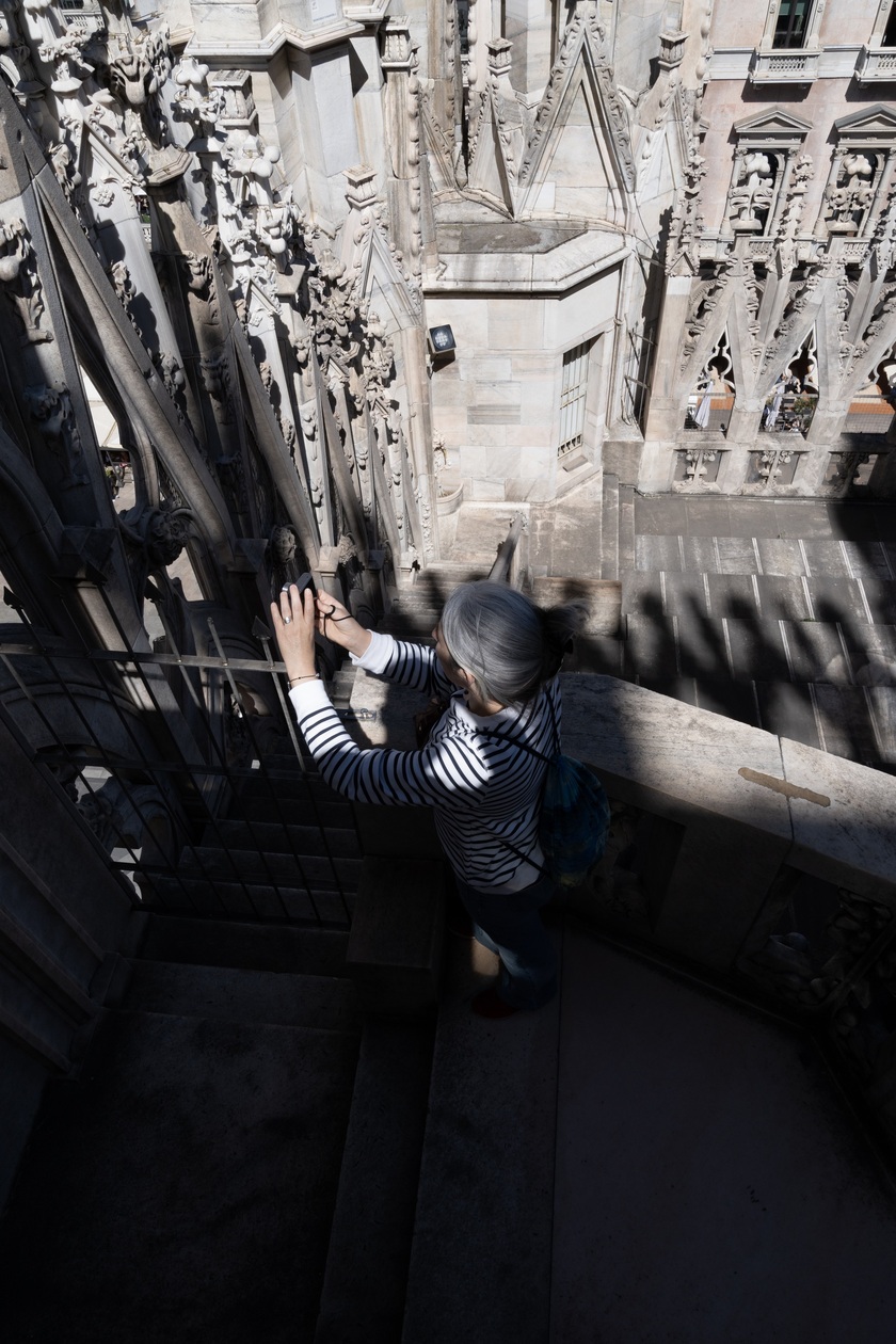 Du khách đắm say trong vẻ đẹp kiến trúc của Duomo Di Milano.