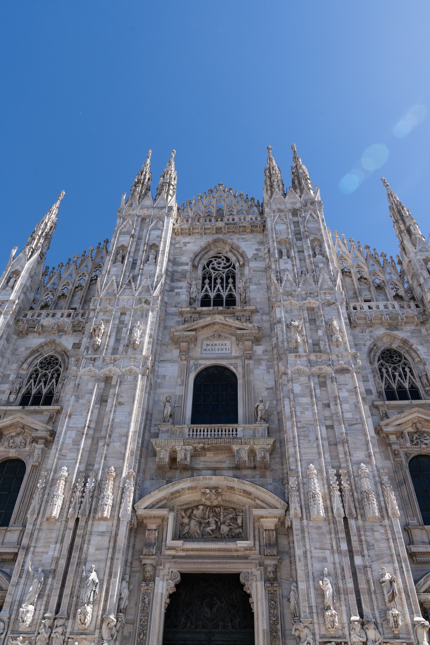 Duomo Di Milano, nhà thờ Công giáo lớn nhất thành phố, một biểu tượng kiến trúc Gothic tráng lệ và là điểm tham quan không thể bỏ qua khi đến với Milan.