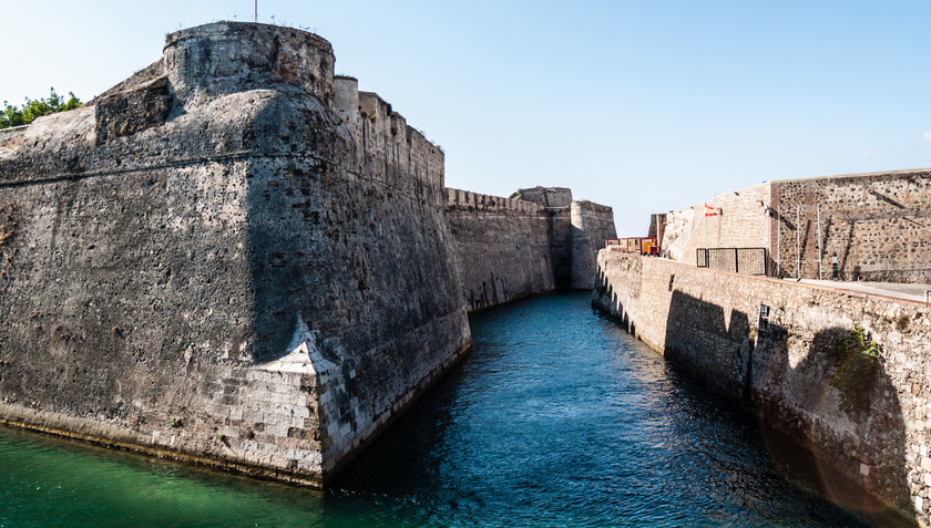Được đánh giá cao nhờ vị trí chiến lược, lịch sử của thành phố trải dài từ thời cổ đại và với vị trí nổi bật bảo vệ eo biển Gibraltar