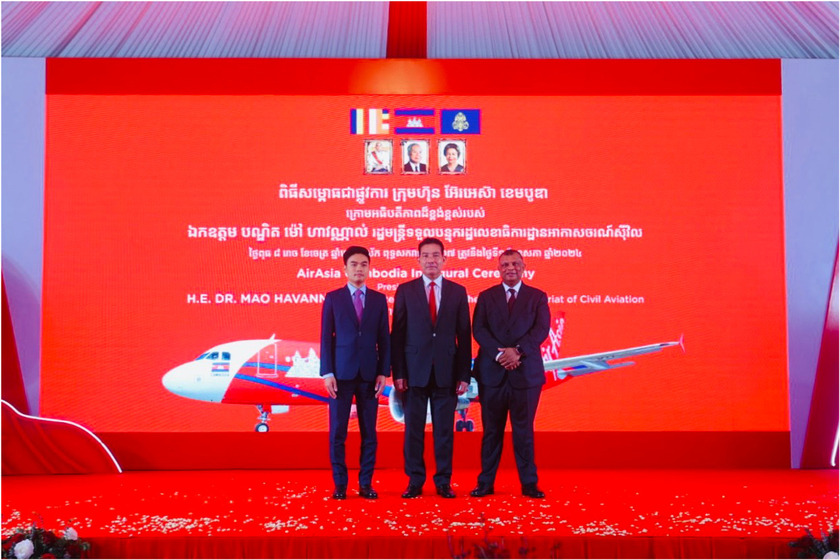 CEO AirAsia Campuchia Vissoth Nam (bên trái) và CEO Capital A Tony Fernades (bên phải) chụp hình lưu niệm cùng ông Mao Havannal - Bộ trưởng, Uỷ ban nhà nước về Hàng không dân dụng Campuchia (SSCA)