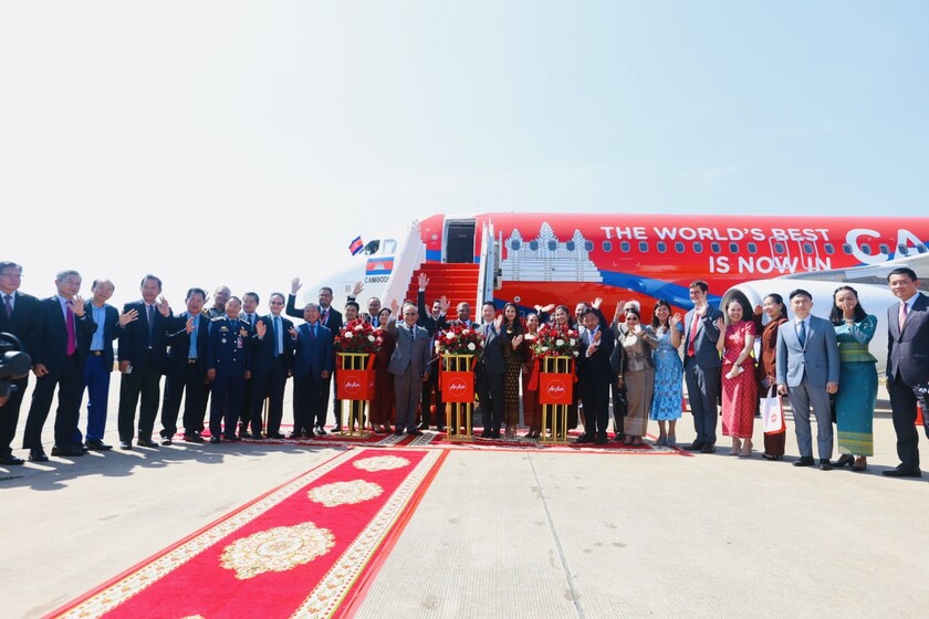Khách mời tham quan tàu bay và trải nghiệm chuyến bay đầu tiên của AirAsia Campuchia
