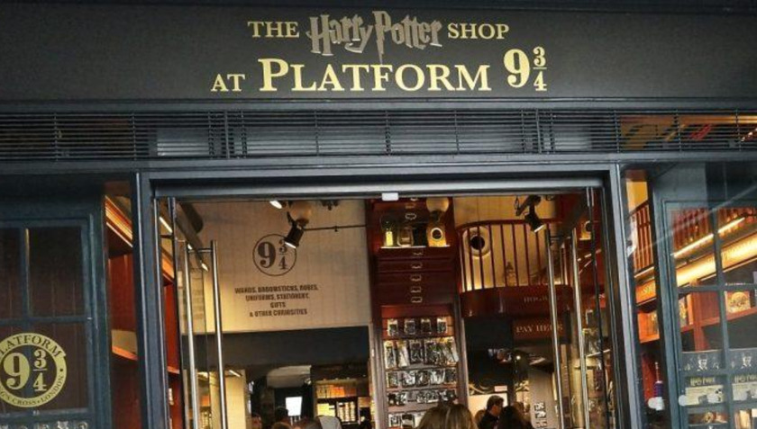 Dù là Muggle bạn vẫn có thể đến sân ga 9 ¾ và bước vào thế giới phép thuật Harry Potter ở ngoài đời thật