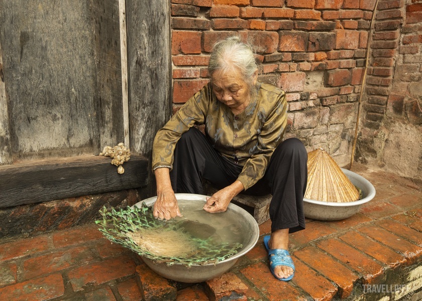 Từ việc chọn nguyên liệu, kéo sợi, dệt vải đến nhuộm màu, tất cả đều được thực hiện thủ công bằng đôi bàn tay khéo léo của người nghệ nhân