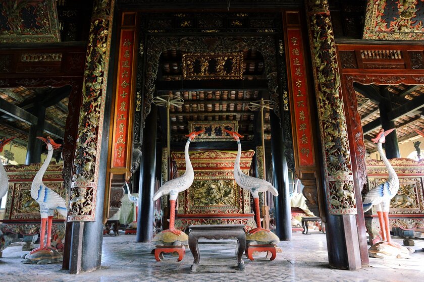 Các bàn hương án sơn son thếp vàng cùng hình tượng Long - Lân - Quy - Phụng điêu khắc tinh xảo bên trong Đình Phú Lễ.