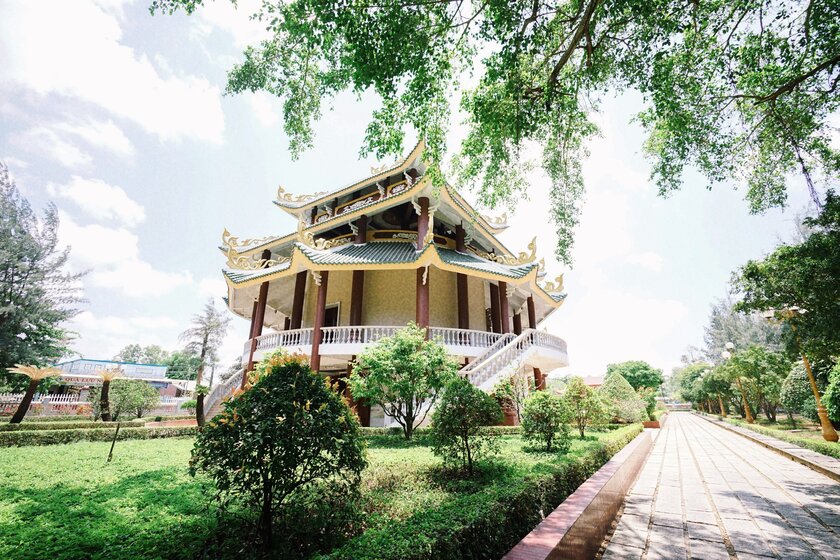 Khuôn viên xanh mát tại Di tích Mộ và Khu tưởng niệm Nguyễn Đình Chiểu.