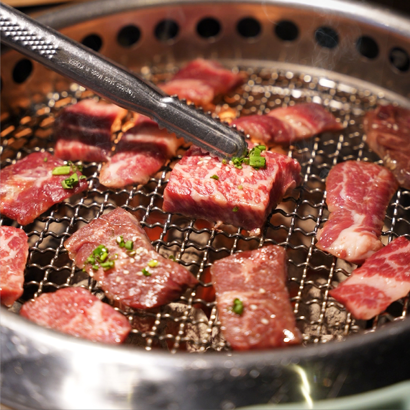 Cái tên “Yakiniku” được ghép từ hai từ “Yaki” (nướng) và “Niku” (thịt)