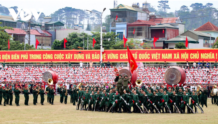 Lễ kỉ niệm chiến thắng Điện Biên Phủ diễn ra thành công dù trời mưa to