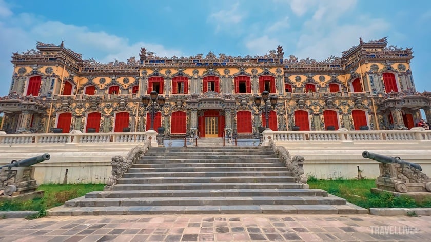 Toàn cảnh điện Kiến Trung nhìn từ hướng chính Nam Hoàng Thành Huế.
