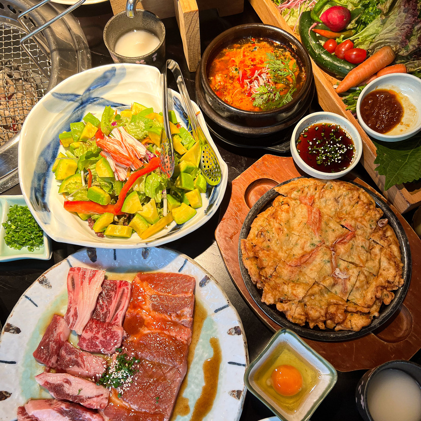Bữa ăn Yakiniku thường bao gồm nhiều loại thịt, hải sản, rau củ quả khác nhau