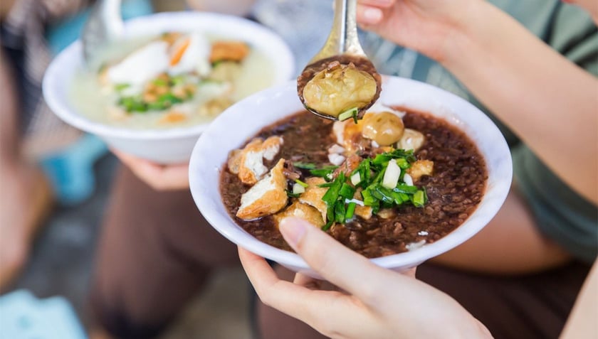 Món cháo đậu cà đã trở thành một món ăn ngon, không thể thay thế trong lòng người dân Hà Nội và thực khách gần xa