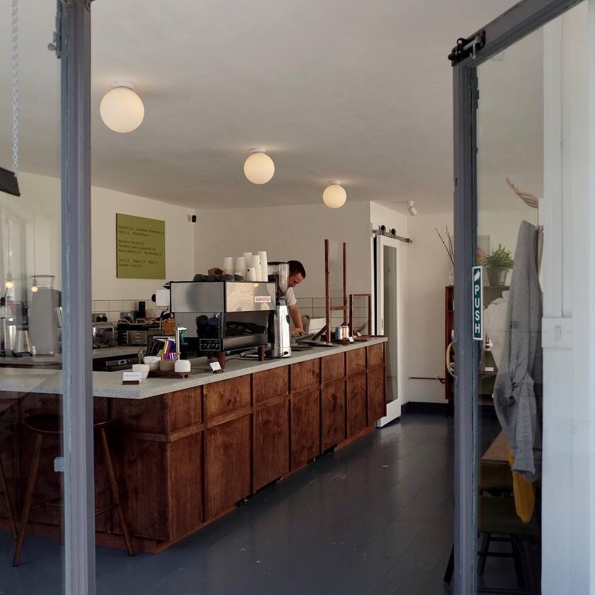 Không gian quán cà phê được bố trí một cách đơn giản để tiện cho khách hàng nghỉ ngơi
