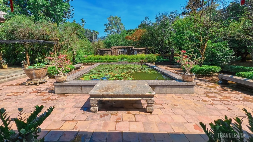 Bức bình phong và hồ nước là hai vật phong thủy không thể thiếu trong kiến trúc nhà vườn Huế.