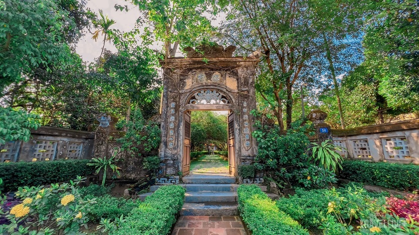Cánh cổng vòm cổ kính rêu phong được xây dựng bằng gạch vôi vữa của nhà vườn An Hiên.