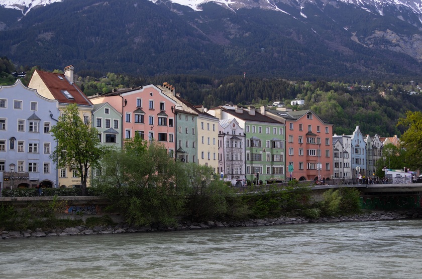 Với nhiều kiến trúc lịch sử và cung điện đẹp mắt, Innsbruck mang trong mình vẻ đẹp vừa cổ điển vừa thanh lịch.