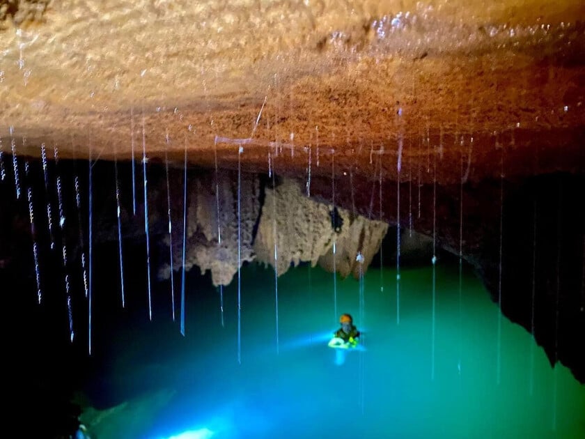 Hồ nước trong vắt như được “treo” trên vách hang, cao hơn hệ thống sông ngầm khoảng 15m