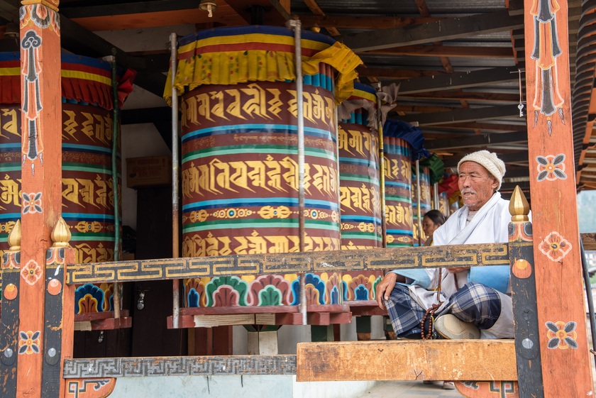 Bất cứ nơi nào trên đất Bhutan cũng gặp những bánh xe cầu nguyện và người Bhutan dành cả đời để chầm chậm quay những bánh xe cầu nguyện này