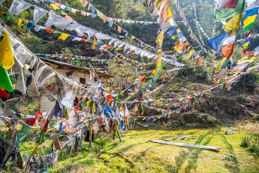 Du khách dễ dàng bắt gặp và bị hấp dẫn bởi hình ảnh những lá cờ lungta khi đi du lịch Bhutan.