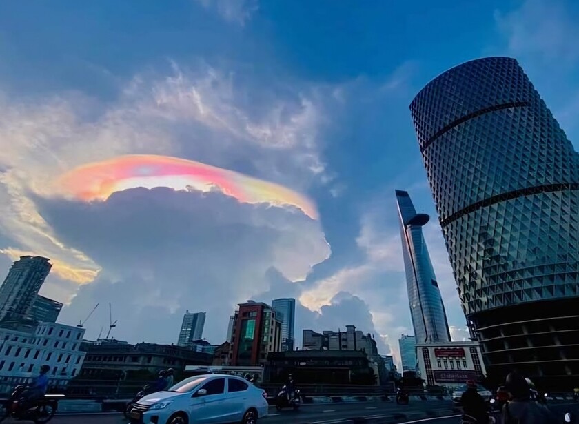 Bầu trời khu vực TP.HCM bất ngờ xuất hiện đám mây ngũ sắc tuyệt đẹp