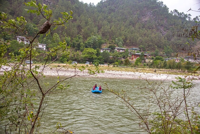 Chèo thuyền trên sông Mochu/Pochu là một trong những trải nghiệm mạo hiểm được du khách yêu thích ở Bhutan