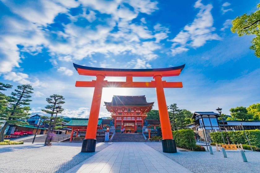 Đền Mikuni Inari, tọa lạc tại thị trấn cảng Mikuni Minato, tỉnh Fukui, Nhật Bản, là một ngôi đền cổ kính