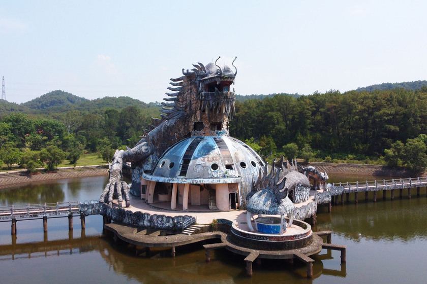 Tượng rồng khổng lồ, biểu tượng một thời của Khu vui chơi giải trí hồ Thủy Tiên (xã Thủy Bằng, TP Huế)
