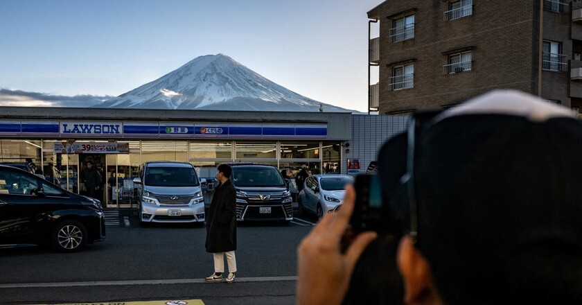 Khung cảnh núi Phú Sĩ phía sau cửa hàng tiện lợi Lawson ở Fujikawaguchiko là quang cảnh không thể bỏ qua đối với nhiều khách du lịch khi đến với thị trấn nhỏ ở miền trung Nhật Bản