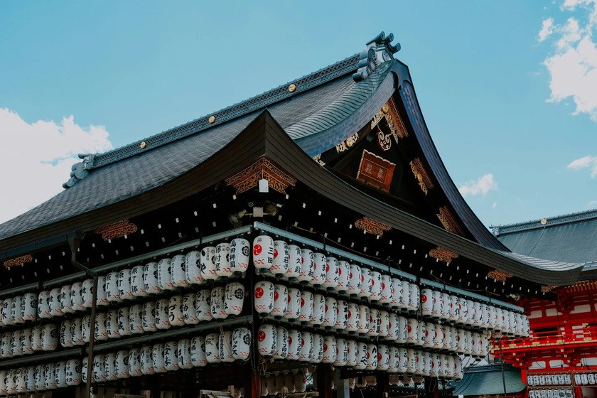 Tại quận Gion của Kyoto, du khách vẫn có thể tiếp cận các điểm tham quan du lịch nổi tiếng như Đền Yasaka 1.300 năm tuổi. Ảnh: Ceci Li/Bapt