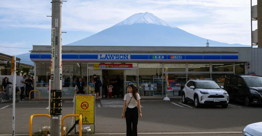 Truyền thông địa phương đưa tin thành phố Fujikawaguchiko lắp đặt một rào chắn để chặn tầm nhìn ra núi Phú Sĩ nhằm ngăn chặn đám đông muốn chụp ảnh. Ảnh: Siddhesh Mangela/Bapt