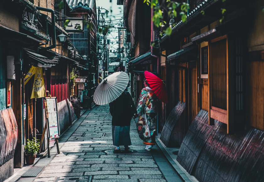 Đã có báo cáo về việc khách du lịch quấy rối các nghệ sĩ geisha truyền thống và xâm nhập vào khu vực tư nhân ở quận Gion nổi tiếng của Kyoto. Ảnh: Andre Benz/Bapt