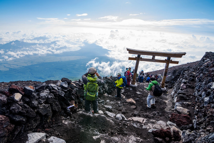 Bắt đầu từ mùa Hè này, núi Phú Sĩ sẽ giới hạn số lượng du khách hàng ngày ở mức 4.000 người. Ảnh: Simpletun/Shutterstock