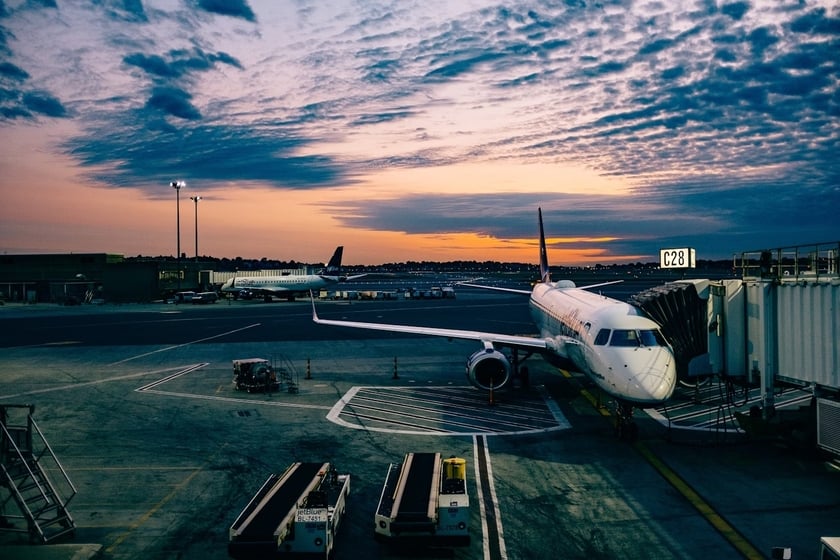 Giá vé máy bay thường cao hơn vào các giờ bay cao điểm như sáng sớm và chiều tối.