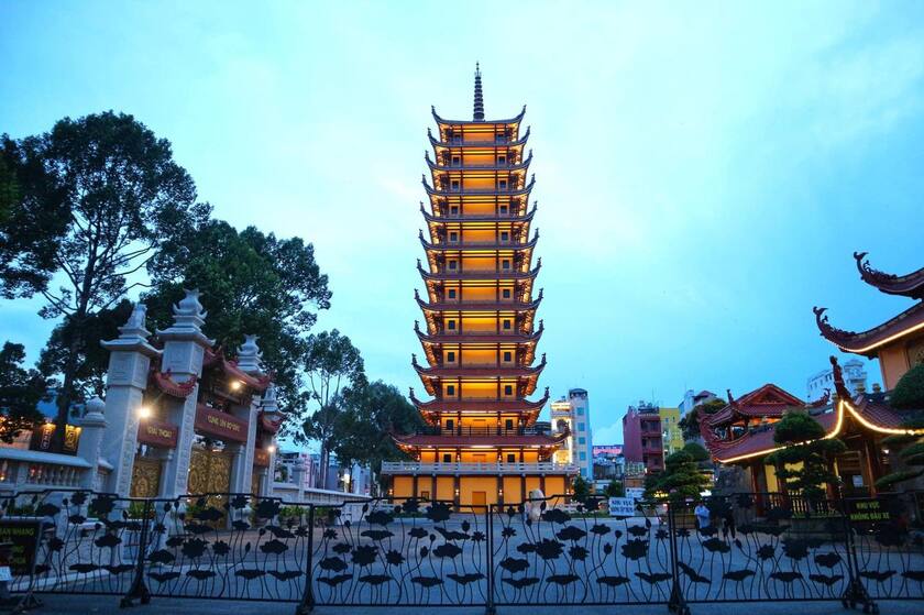 Nổi bật nhất trong khuôn viên Chùa Việt Nam Quốc Tự chính là tòa tháp 13 tầng (Tháp Đa Bảo) với độ cao lên đến 63 m.