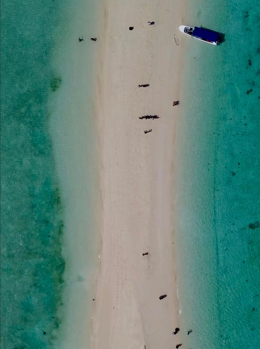 Một thiên đường với bờ cát trắng trải dài và làn nước biển trong xanh như ngọc bích.