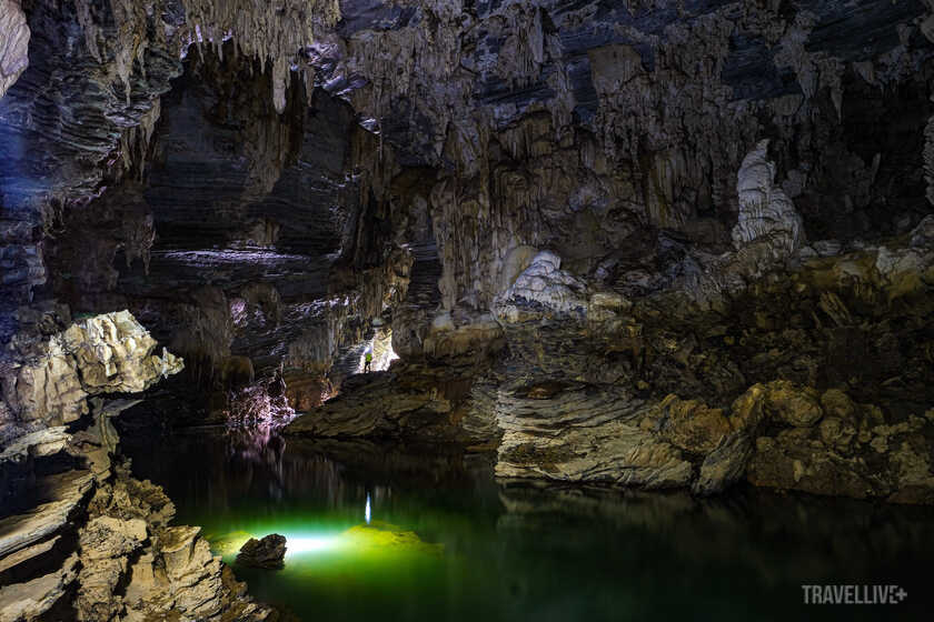 Hòa mình vào thiên nhiên tại hang Tú Làn, Quảng Bình