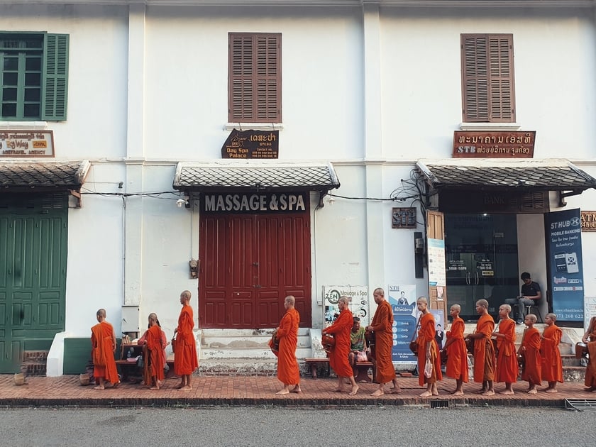 Các nhà sư trong bộ y cà sa vàng cam sẽ đi dọc theo các con phố ở Luang Prabang.