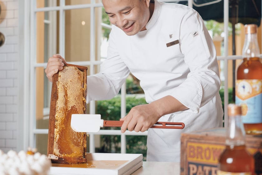Đầu bếp Gìn của French & Co. sẽ tuyển chọn mật ong tự nhiên tại Phú Quốc cùng với hương vị xoài từ vườn quanh khu nghỉ dưỡng làm điểm nhấn cho Tiệc trà chiều phục vụ kèm trà và cà phê thượng hạng.