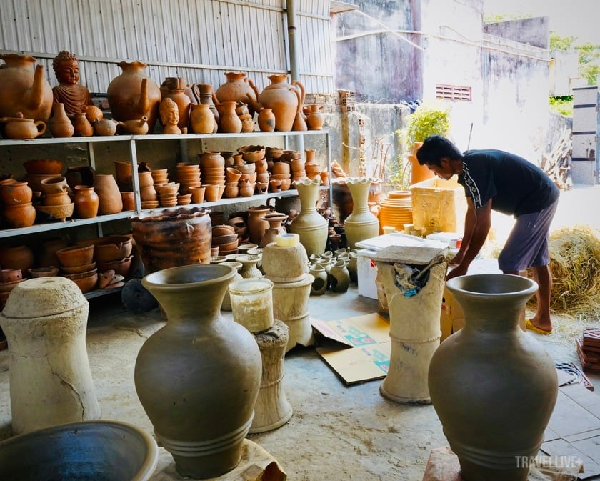 Nơi đây vẫn giữ được những nét truyền thống đặc trưng của văn hóa Chăm trong phong cách làm gốm.